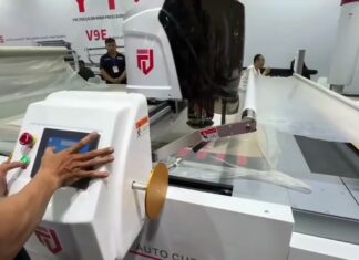 “Tận hưởng sự tiện lợi và hiệu quả với máy cắt vải tự động YYC – giải pháp hoàn hảo cho nhà máy của bạn!”