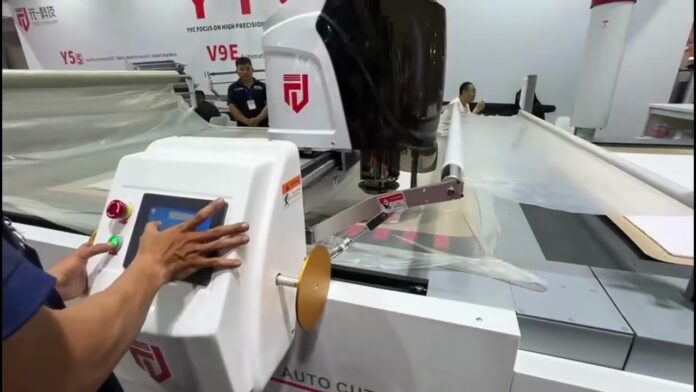 “Tận hưởng sự tiện lợi và hiệu quả với máy cắt vải tự động YYC – giải pháp hoàn hảo cho nhà máy của bạn!”